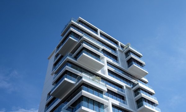 How to implement sustainable heating and cooling solutions in large-scale real estate projects?